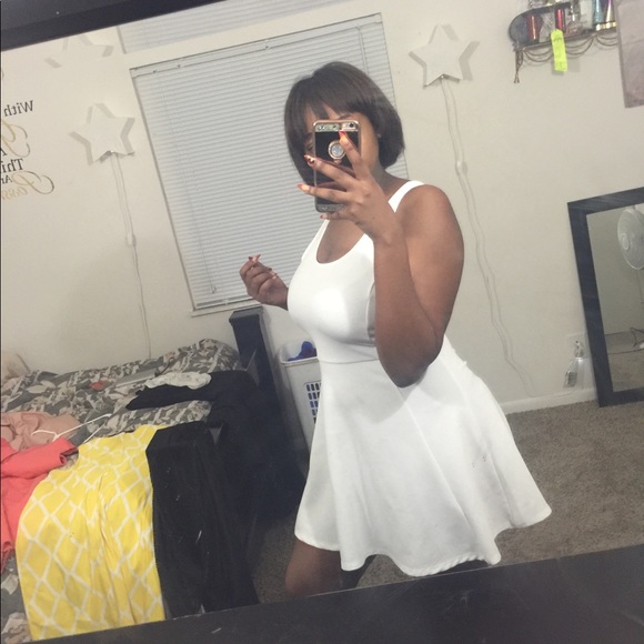 White flow mini dress - Picture 2 of 3